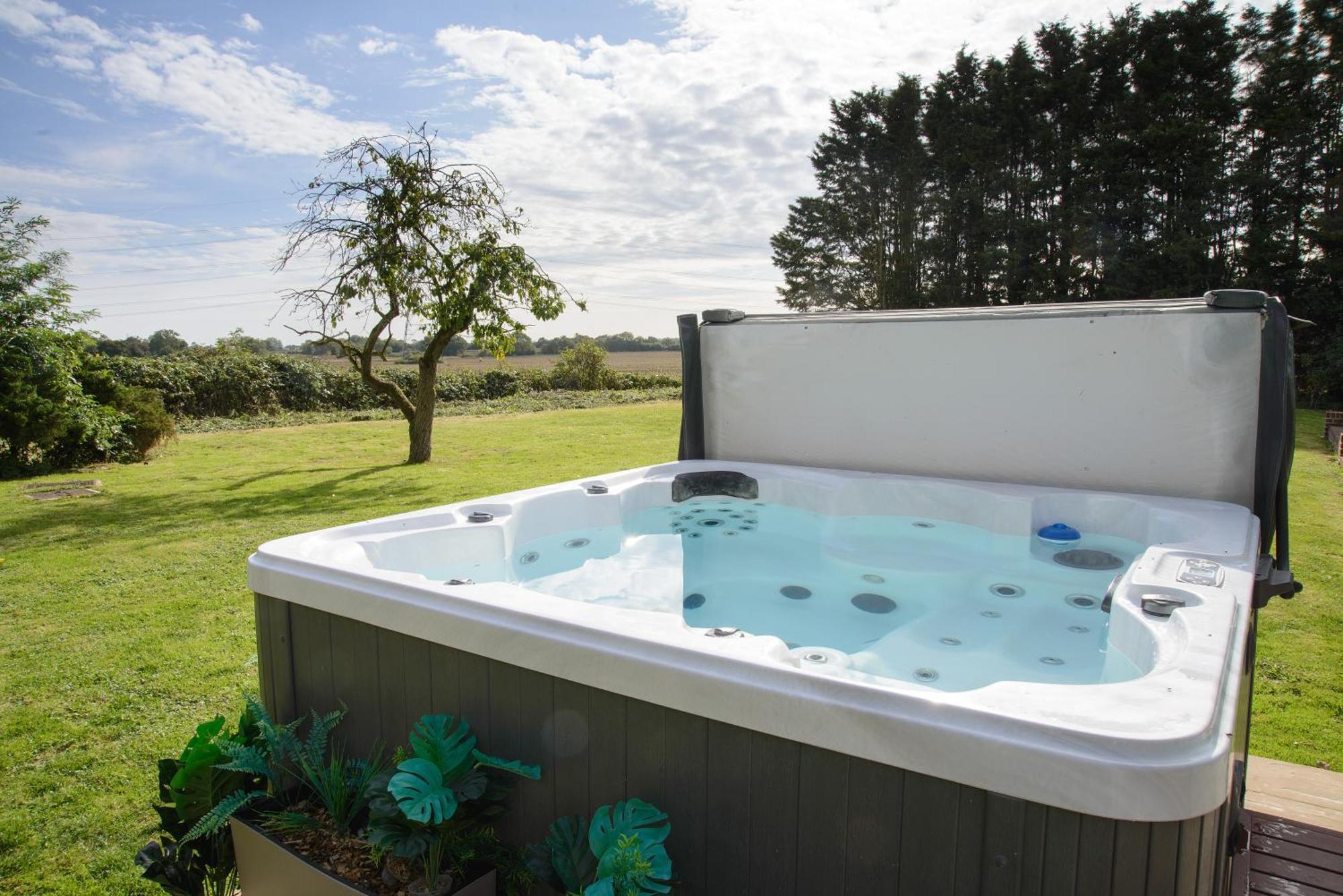 Deluxe 4 Or 5 Bed House With Hot Tub, Cinema Room Sleeps 15 Saffron Walden Exterior foto