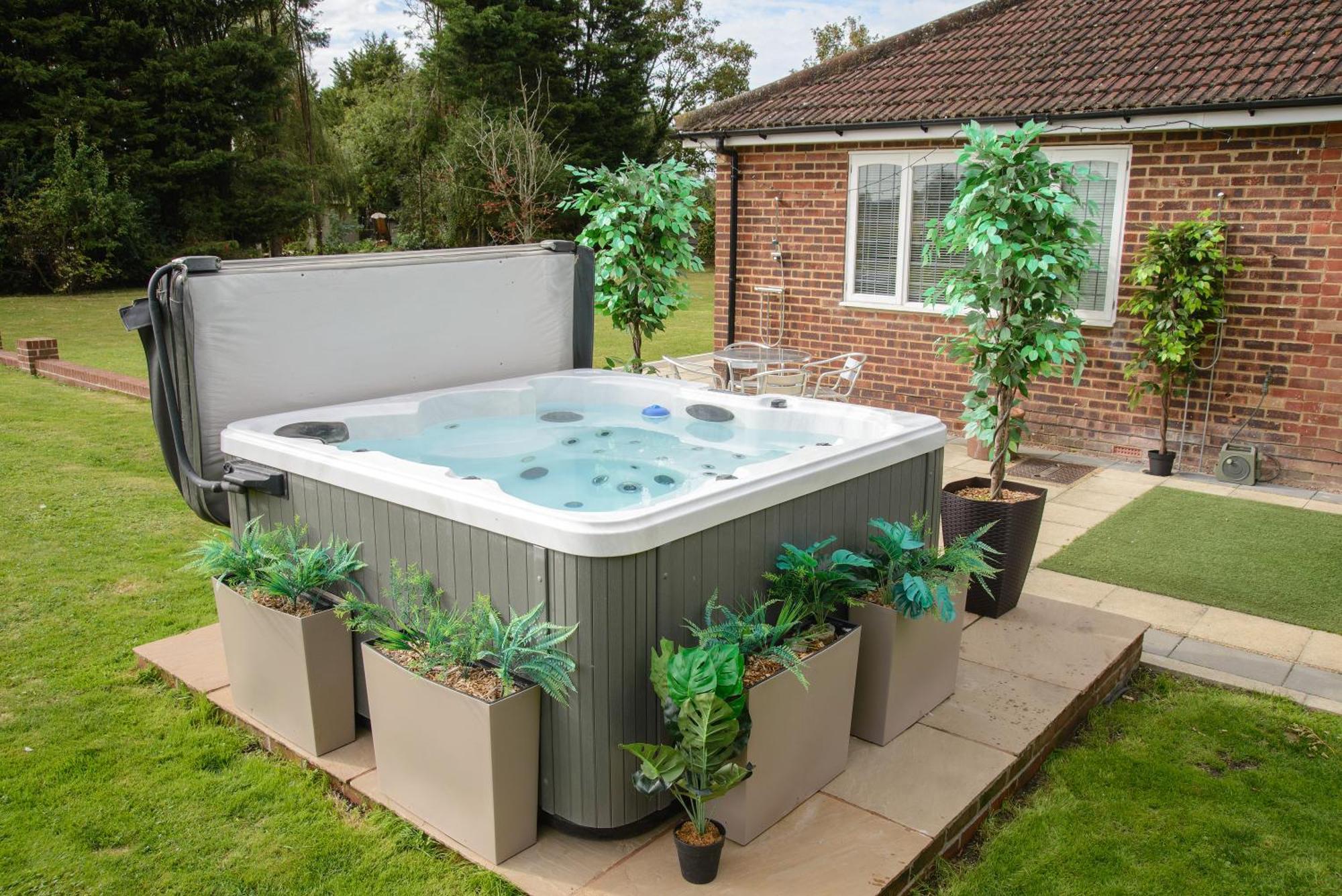 Deluxe 4 Or 5 Bed House With Hot Tub, Cinema Room Sleeps 15 Saffron Walden Exterior foto