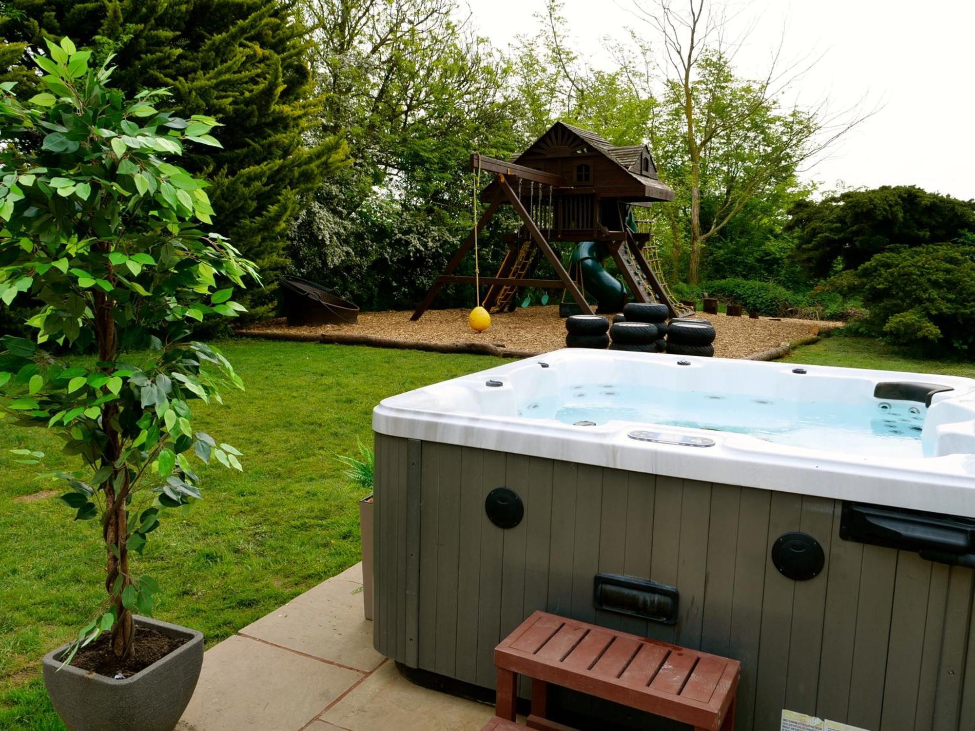 Deluxe 4 Or 5 Bed House With Hot Tub, Cinema Room Sleeps 15 Saffron Walden Exterior foto