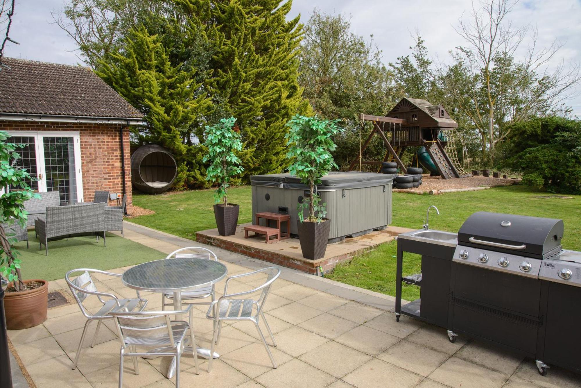 Deluxe 4 Or 5 Bed House With Hot Tub, Cinema Room Sleeps 15 Saffron Walden Exterior foto