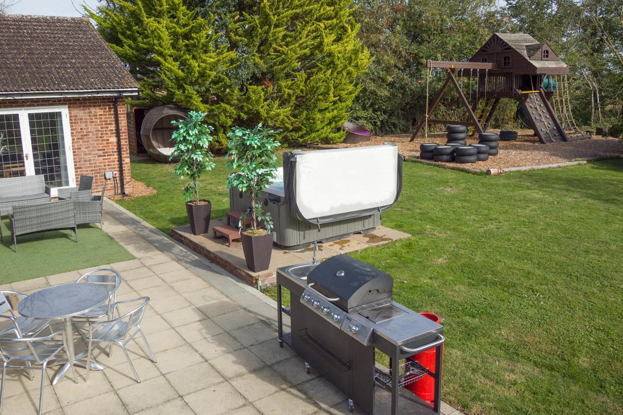 Deluxe 4 Or 5 Bed House With Hot Tub, Cinema Room Sleeps 15 Saffron Walden Exterior foto